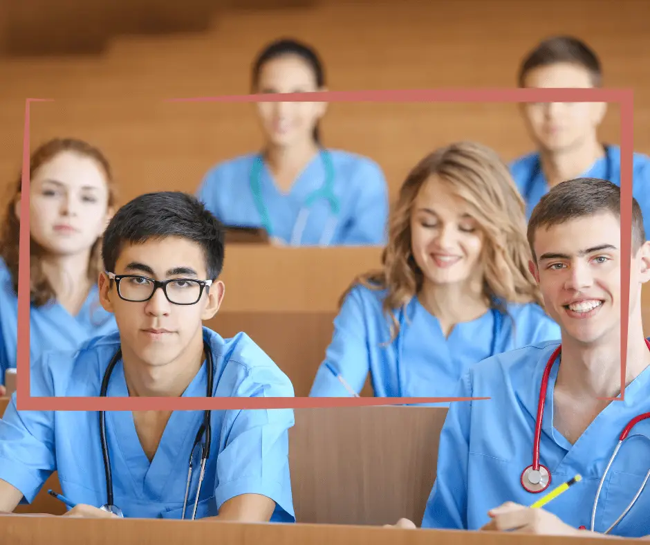 étudiants en médecine dans un amphithéâtre universitaire – réforme des études de santé prévue en 2026.